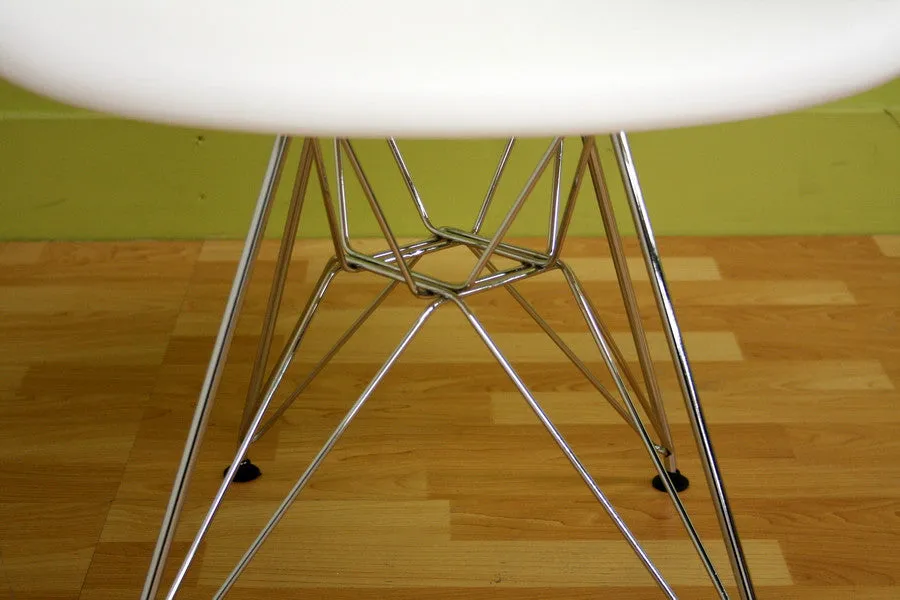 Baxton Studio Dario White Molded Plastic Chair