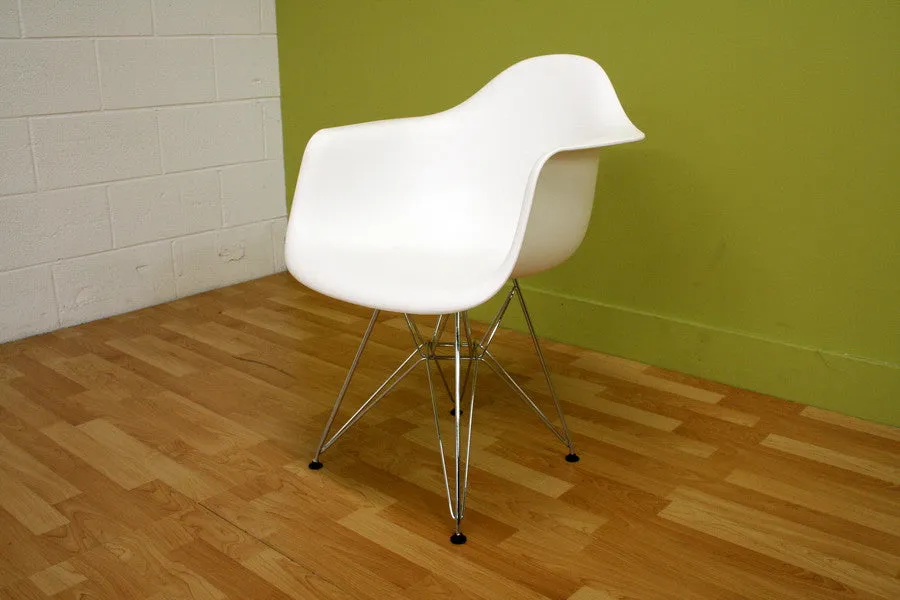 Baxton Studio Dario White Molded Plastic Chair