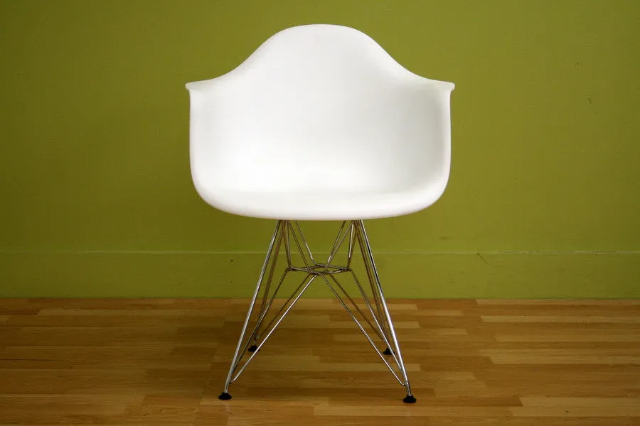 Baxton Studio Dario White Molded Plastic Chair